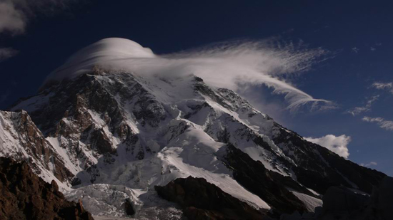 K2 z czapą chmur.