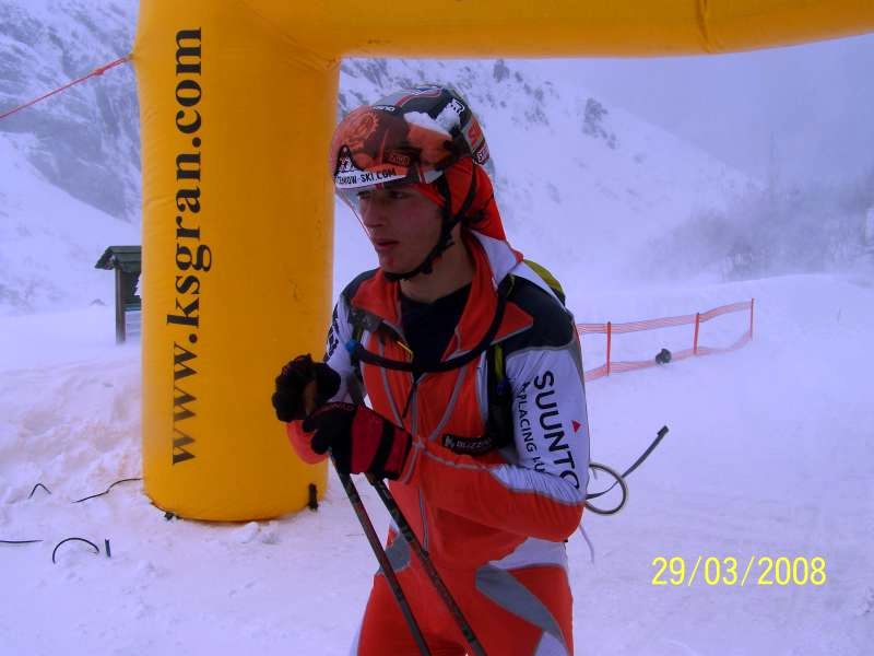 Brązowy medalista Mistrzostw Polski 2008, Andrzej 
Bargiel, na linii mety.