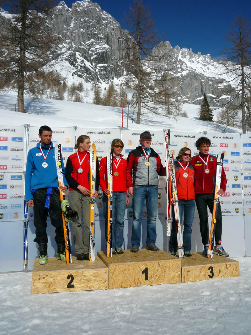 Podium juniorek i juniorów — druga od lewej Anna Figura, trzecia od lewej Julia Wajda.