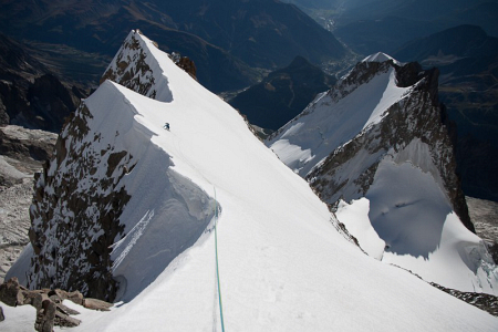 Długa i eksponowana, śnieżna grań wyprowadzająca na wierzchołek Mont Blan de Courmayeur. fot. M. Ostrowski