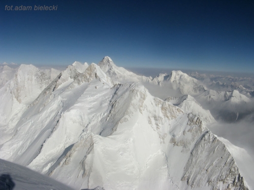 Widok ze szczytu na K2 i broadpiki