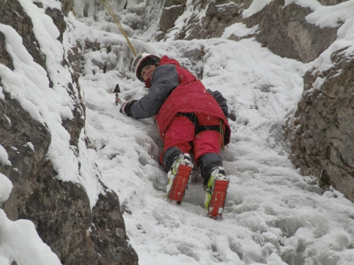 Duśka Wach , korzystając z liny instruktora-opiekuna, próbuje swoich sił na lodospadzie fot. Agnieszka Polak