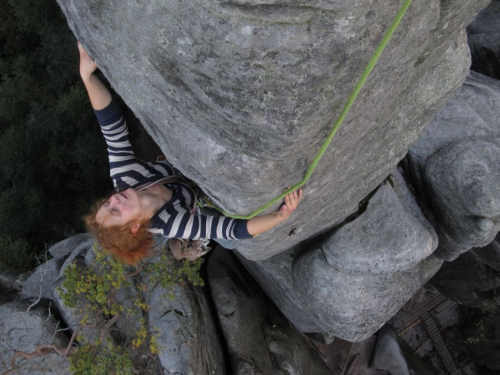Karolina Kozera na kancie Cukrovarskiego Komina / fot. Radek Lienerth - http://www.climbingschool.cz/