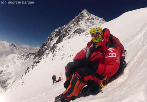 Agna Bielecka w miejscu obozu 4, w tle Mt Everest.jpg