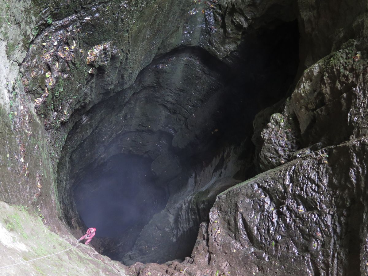 Studnia wlotowa P150 w jaskini Da Chu Ping Dong, Lichuan