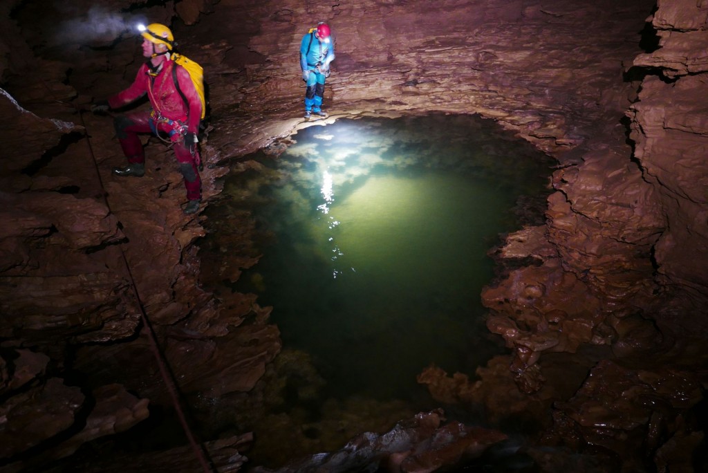 Ciąg wodny w Jaskini Labiryntowej (Wang Jia Cao) - fot. S. Solarczyk