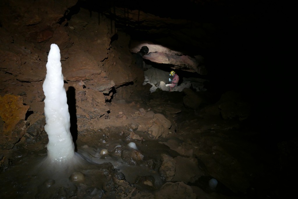 Śnieżnobiały stalagmit w Korytarzu za Tostami, jasknia Wang Jia Cao - fot. Sylwia Solarczyk