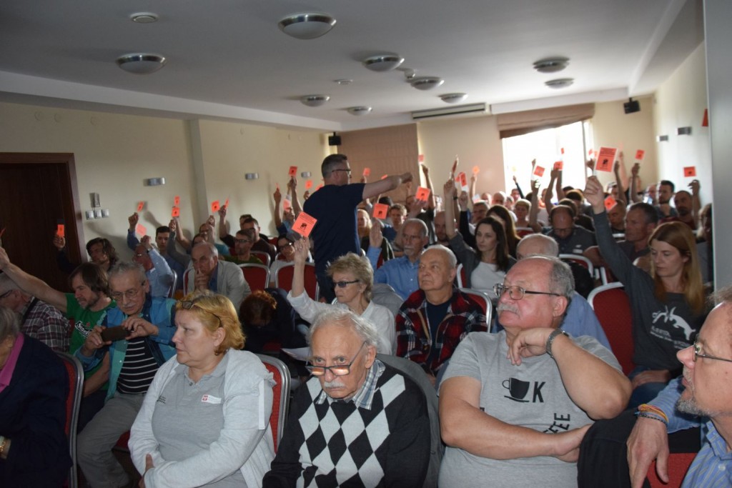 Głosowania. Pierwsze rzędy - członkowie honorowi PZA