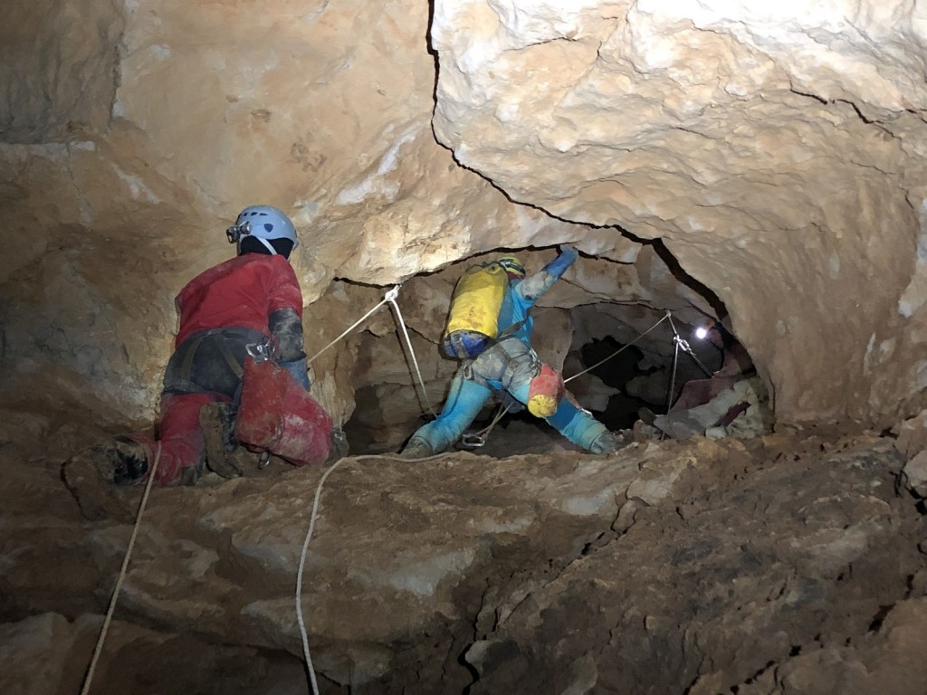 Eksploracja w południowej części jaskini CL-3 (System Lamprechtsofen) - fot. Marcin Kubarek