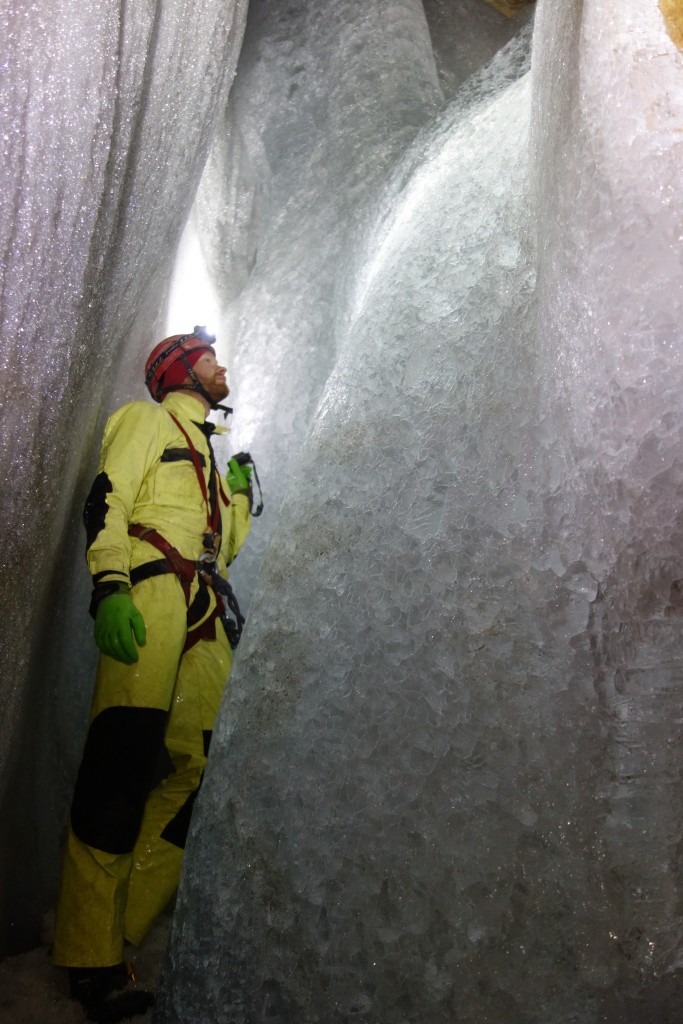 Sprawdzamy miąższość lodu, Jaskinia Good Lood, fot. M. Mucha