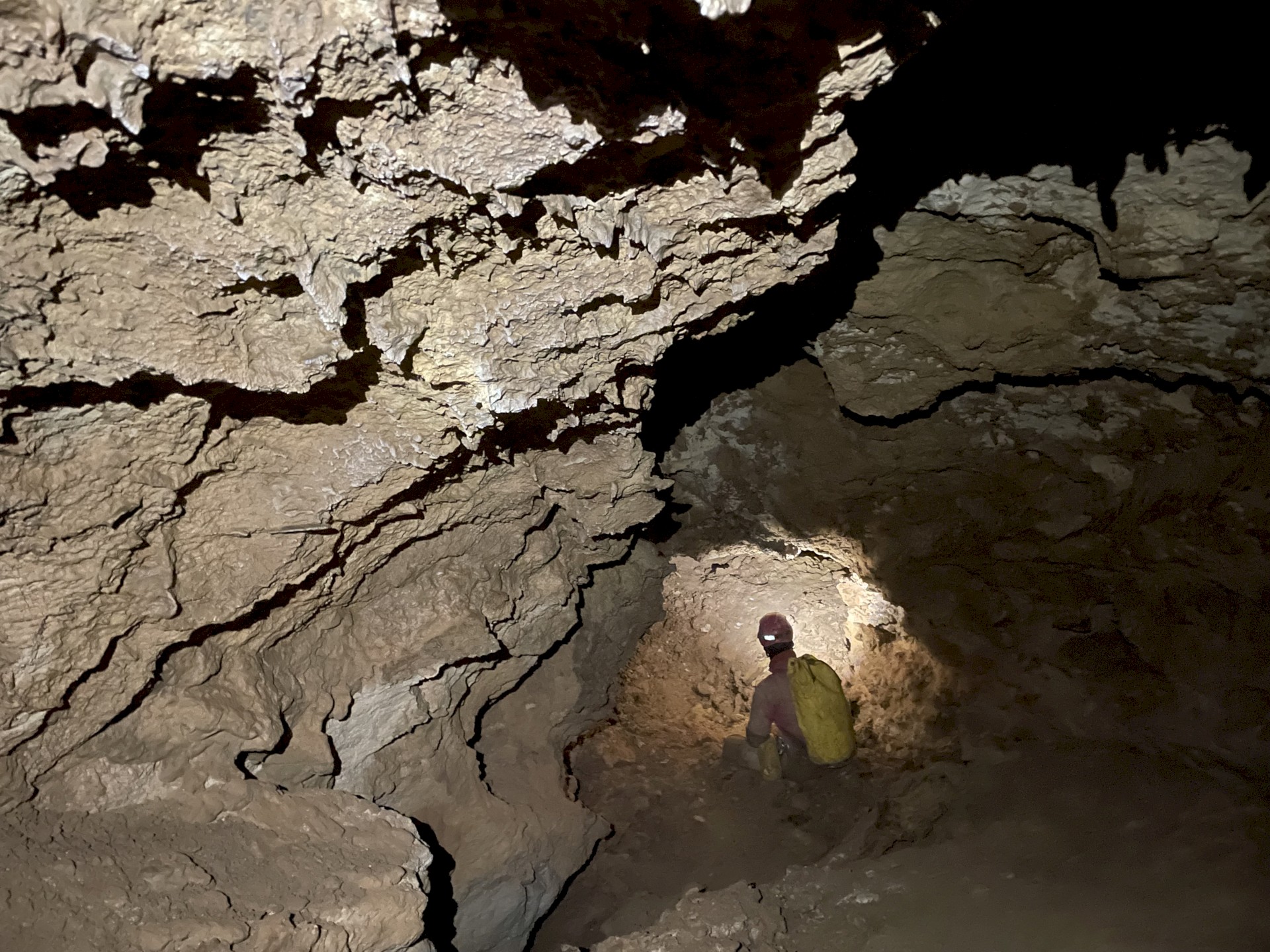 Eksploracja ciagow bocznych w galeriach w jaskini CL-3 - fot. Paweł Krzeszowiec
