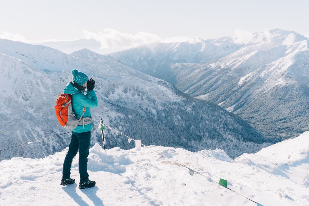 Hiker,Woman,Standing,And,Making,Photos,Using,Digital,Mirrorless,Camera,