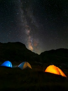 Nocne niebo nad bazą, fot. Adam Łada