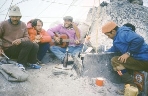 Krzysztof Paul (po lewej), baza pod Cho Oyu, kwiecień 1985 r.  (fot.: M.Kochańczyk)