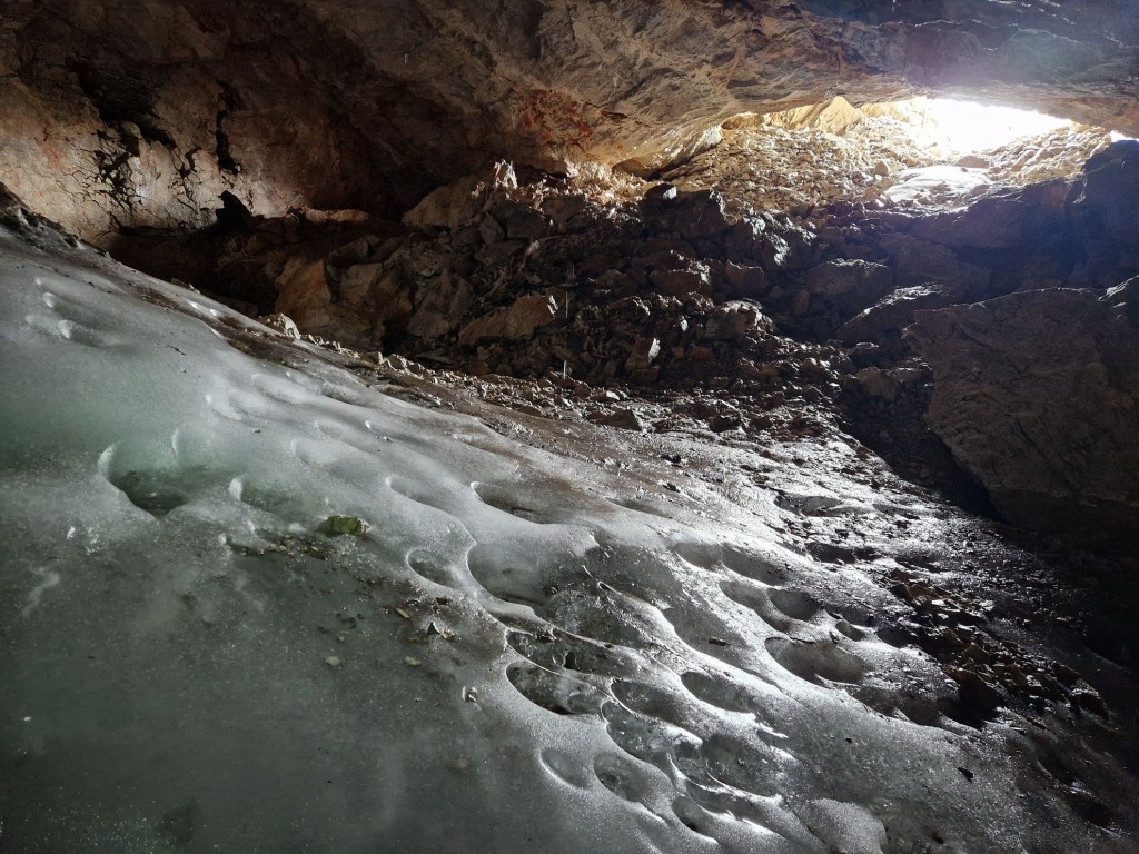 Poziom lodu maleje co roku, Jaskinia z Sala Lodowa - fot. Michał Ciszewski