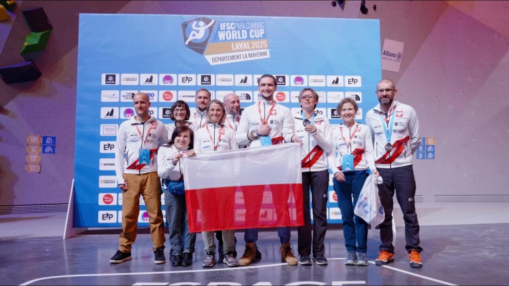 Kadra Narodowa w Prawspinaczce z flagą Polski