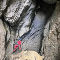 Alek w otworze Jaskini Trzy Kropki fot. K. Pawlik