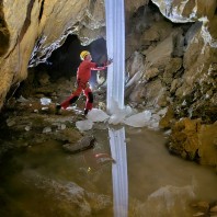 Lodowy filar w Jaskini Niebieskiej, fot. Jan Barabach (Prokletije 2025)