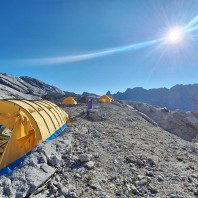 Obóz na wysokości 2300 m n.p.m. w słońcu- fot. Helena Szozda