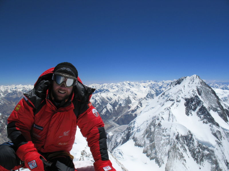 Paweł Michalski na szczycie Gasherbruma II.
