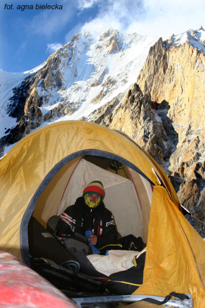 Adam w swoim namiocie bazowym, w tle Gasherbrum VI