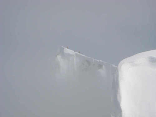 Szczyt główny widziany z przedwierzchołka. Zdjęcie wykonane latem 2008 przez Jerzego Natkańskiego. Przedwierzchołek został zobyty zimą przez Maćka Berbekę w 1988 roku. Zdjęcie przedstawia dystans jaki został mu wtedy do szczytu głównego