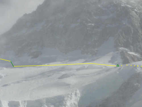 Droga z wysokiego obozu III do przełęczy. Linia żółta - trasery, zielona - lina 5 mm. Przełęcz ma wysokość 7900 m. Zdjęcie z zimy 2009