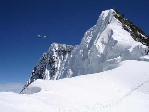 Zdjęcie z lata 2005 z przełęczy na 7900 m. Pierwszy to przedwierzchołek zdobyty zimą 1988 przez Macieja Berbekę. Z tyłu szczyt główny.