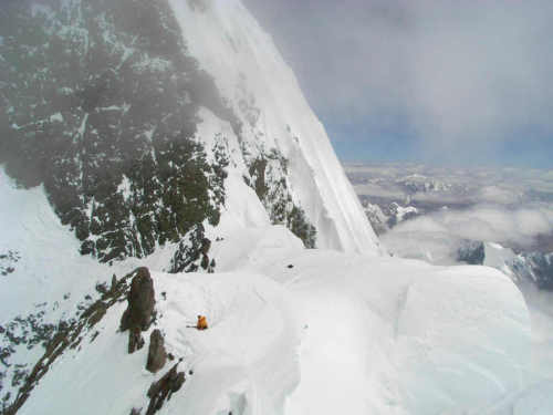 Zdjęcie z lata 2008 z przedwierzchołka w tył, w kierunku przełęczy.
