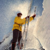 In Icefall, on the normal route to Mt. Everest & Lhotse. Polish autumn/winter expedition to Lhotse,1974/75. 
Jacek Rusiecki "Dzak" w trakcie ubezpieczania lodospadu Icefall - gorna czesc lodowca Khumbu. Drabina "zdobyczna". Grudzien 1974.