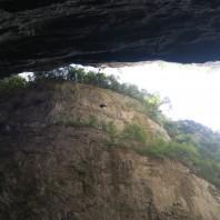 Zjazd studnią P110 w jaskini Niao Lai He Tian Keng - fot. Michał Ciszewski