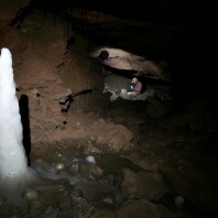 Śnieżnobiały stalagmit w Korytarzu za Tostami, jasknia Wang Jia Cao - fot. Sylwia Solarczyk