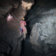 Deporęczowanie w jaskini PL92-2, fot. Agata Klewar