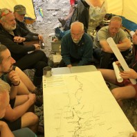 Dyskusja nad kierunkami eksploracji w obozie - fot. Marcin Kubarek