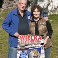Małgorzata i Jan Kiełkowscy na polanie w Skałkach Rzędkowickich z plakatem promującym Wielką Encyklopedię Gór i Alpinizmu, 2017