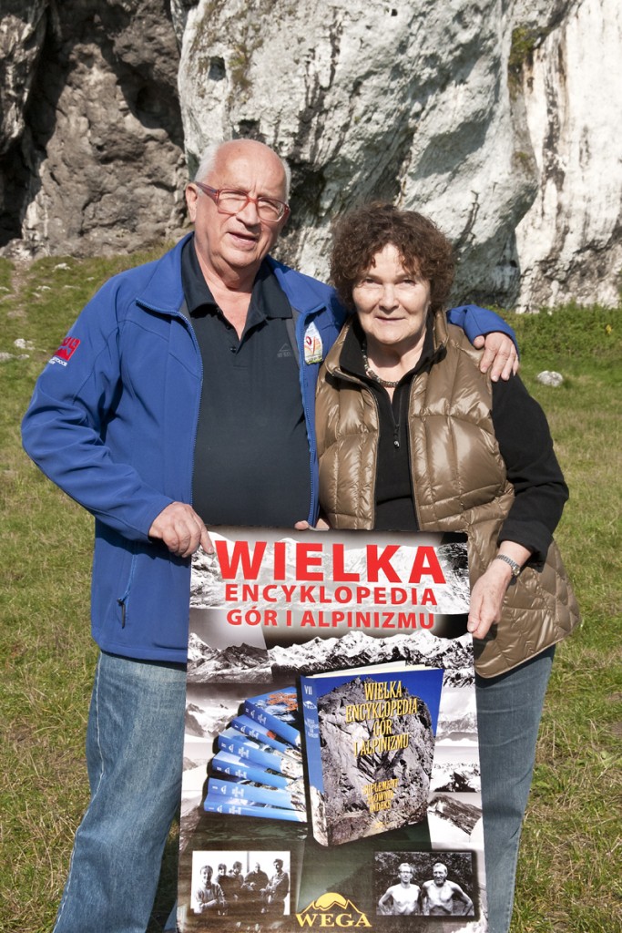 Małgorzata i Jan Kiełkowscy na polanie w Skałkach Rzędkowickich z plakatem promującym Wielką Encyklopedię Gór i Alpinizmu, 2017