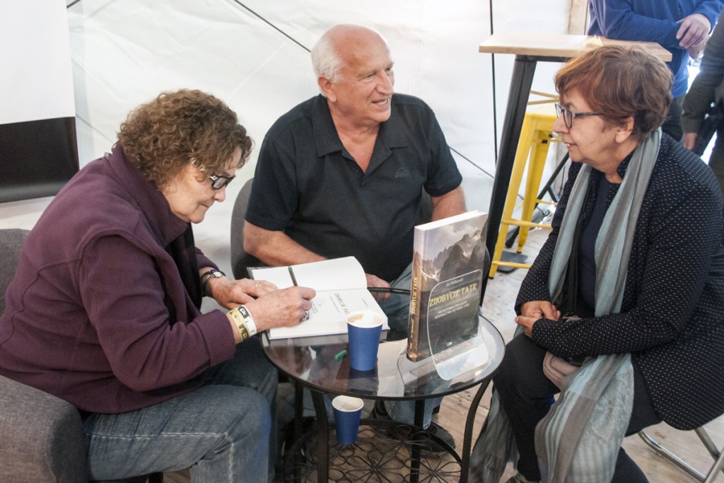 Małgorzata i Jan Kiełkowscy podczas podpisywania swojej książki Annie Okopińskiej, Festiwal Filmów Górskich w Lądku Zdroju, 2018