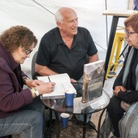 Małgorzata i Jan Kiełkowscy podczas podpisywania swojej książki Annie Okopińskiej, Festiwal Filmów Górskich w Lądku Zdroju, 2018
