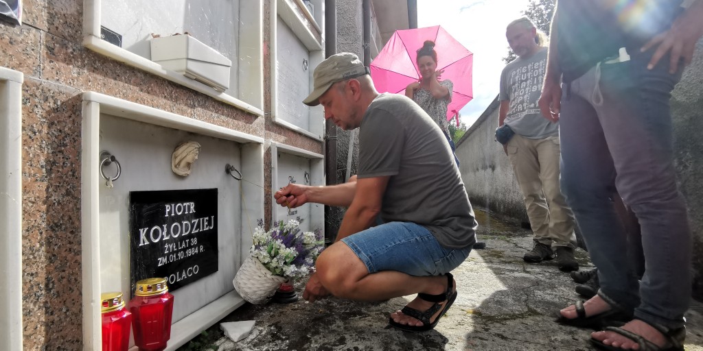 Fot.3 Tradycyjna wizyta na grobie Piotra Kołodzieja