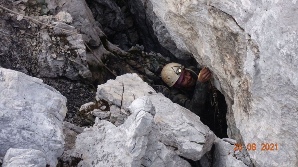 Otwór jaskini P33 fot Wit Dokupil