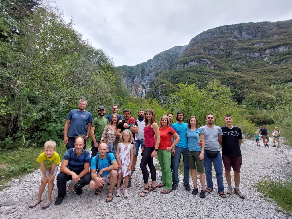 Ekipa wyprawowa ze Slap Boka w tle, fot. przygodny turysta