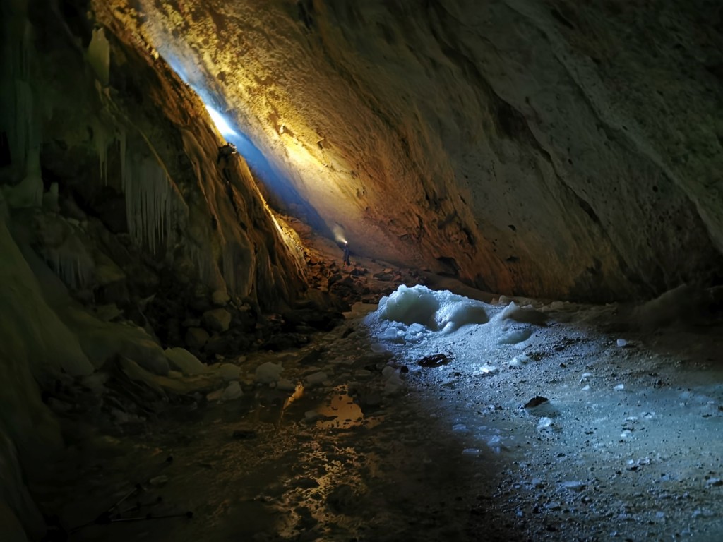 Jaskinia Lodowy Gigant, fot. Jan Barabach