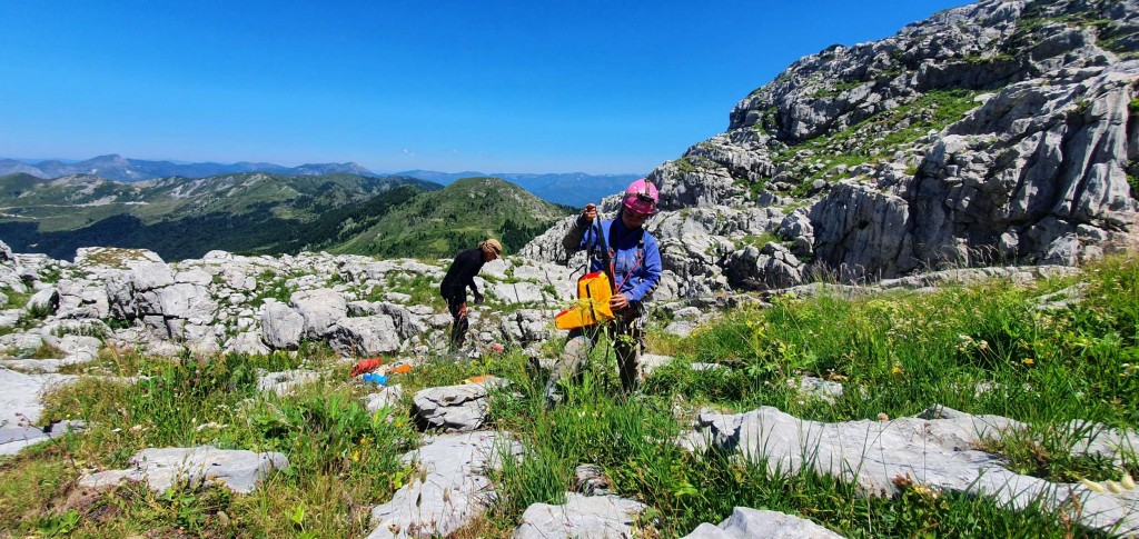 Przed zjazdem najwyższym otworem Systemu Złotej, fot, Michał Amborski