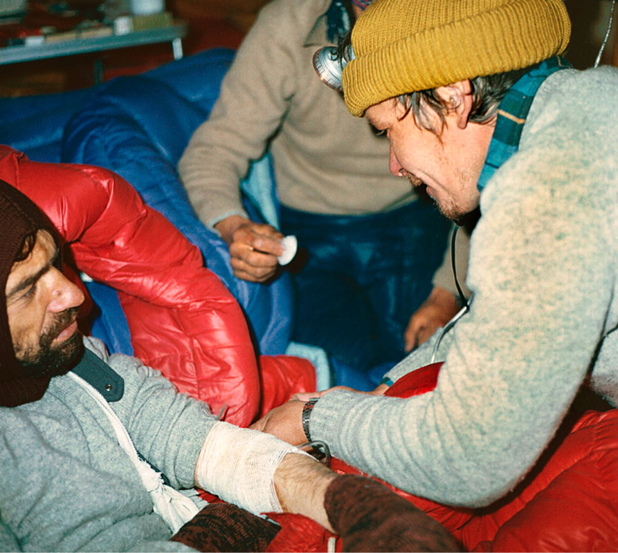 RobertJanik_opatruje_uczestnika_wyprawy_baza pod_Everestem_1980
