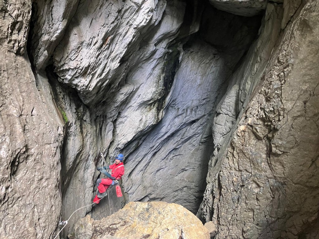 Alek w otworze Jaskini Trzy Kropki fot. K. Pawlik