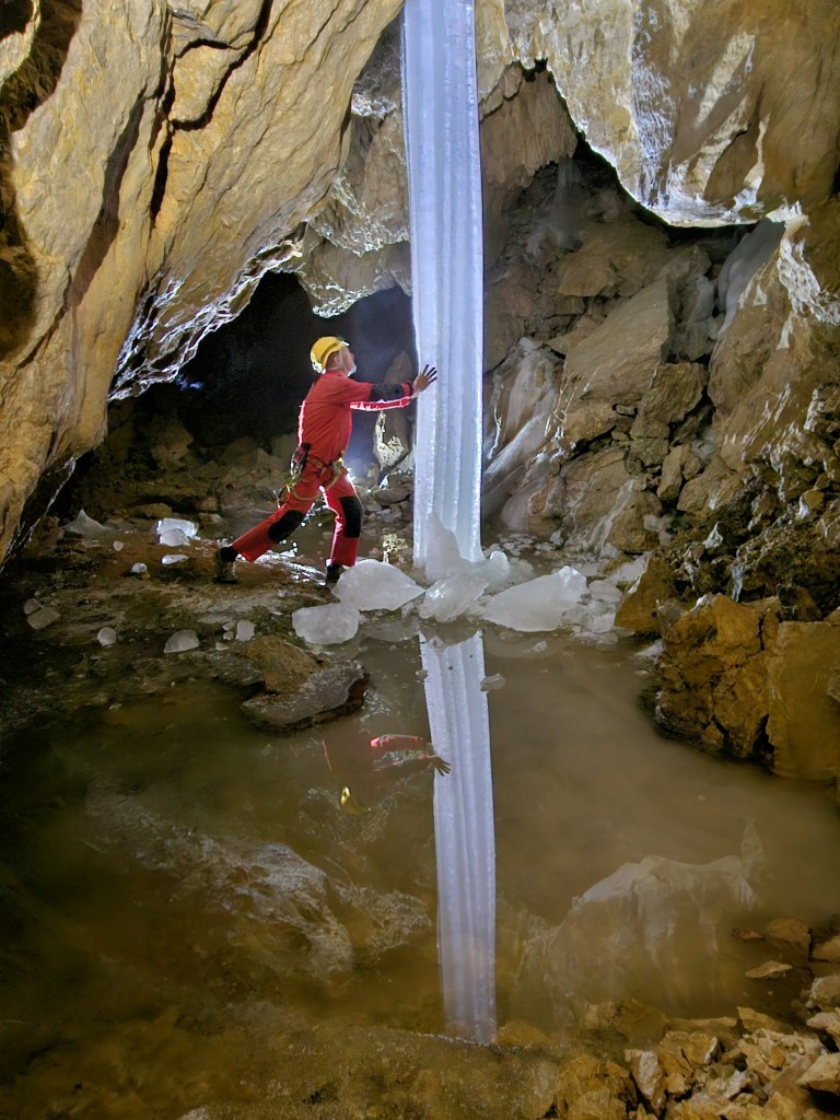 Lodowy filar w Jaskini Niebieskiej, fot. Jan Barabach (Prokletije 2025)
