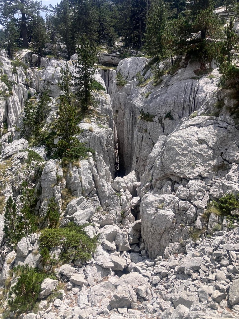 Otwór Jaskini M 300 fot. K. Pawlik