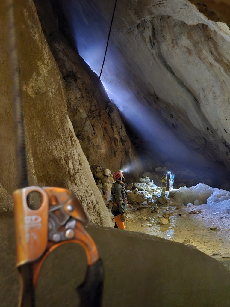 Prace naukowe w Lodowym Gigancie, fot. Jan Barabach (Prokletije 2025)