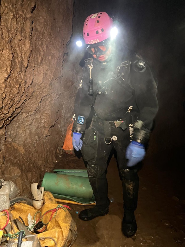 Rafał przed nurkowaniem w Zoran Jamie fot. K. Pawlik