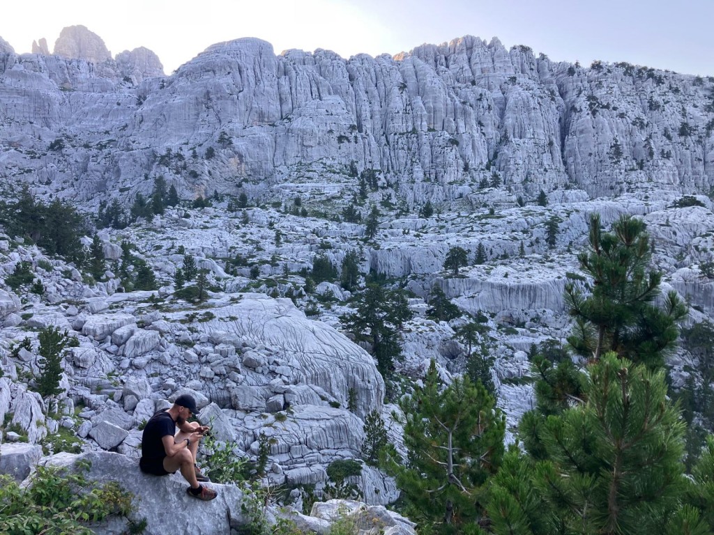 Tomek na tle Tresteni Vrch fot. K. Pawlik (1)